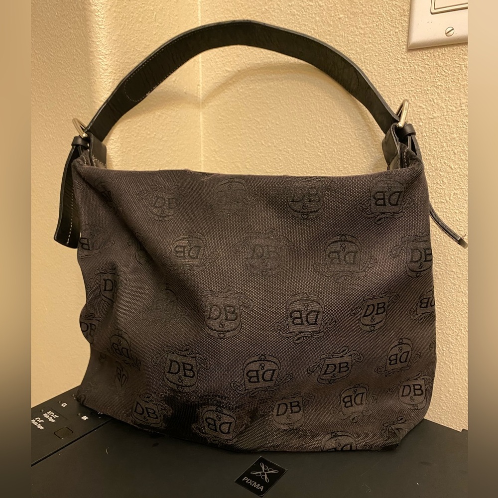 Vintage black signature D&B Dooney and Bourke shoulder bag. Leather strap, used.